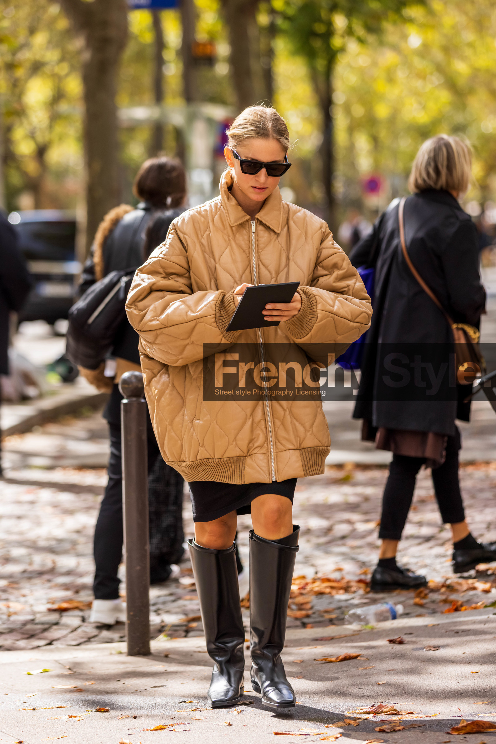 beige jacket, black boots, black sunglasses, boots, high boots, jacket, oversize jacket, quilted jacket, sunglasses, coat, oversize coat, beige coat, leather jacket, leather coat, fashion week, frenchystyle, FW, jonathan paciullo, street style, PFW, PARIS, SPRING SUMMER 2022, SS 22, vertical, full length