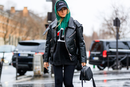 atmosphere details, AUTUMN WINTER 2017-2018, AW 17-18, black bag, black cap, black jacket, black leggings, black perfecto, black sweater, detail, FALL WINTER 2017-2018, fashion week, frenchystyle, FW, FW 17-18, horizontal, jonathan paciullo, leather bag, leather jacket, leather perfecto, mira duma, miroslava duma, PARIS, PFW, printed sweater, street style, trousers