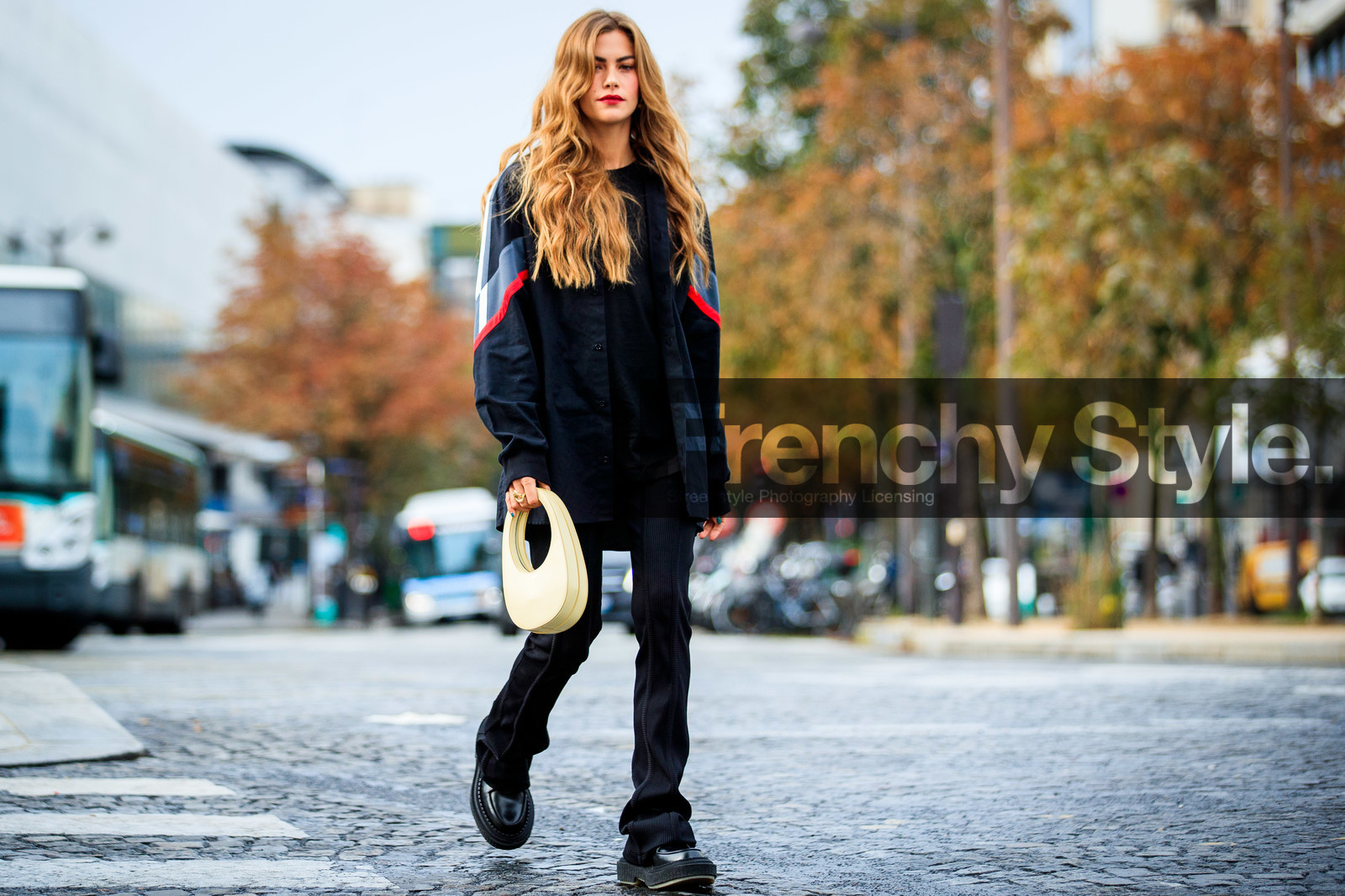clara berry, black shirt, black jacket, black t-shirt, striped shirt, striped jacket, red lipstick, black pants, flare pants, black leather derbies, big sole shoes, big sole derbies, grey shirt, red shirt, white leather bag, box bag, coperni bag, round shape bag, fashion week, frenchystyle, FW, jonathan paciullo, street style, PFW, PARIS, SPRING SUMMER 2021, SS 21, horizontal, atmosphere details, full length