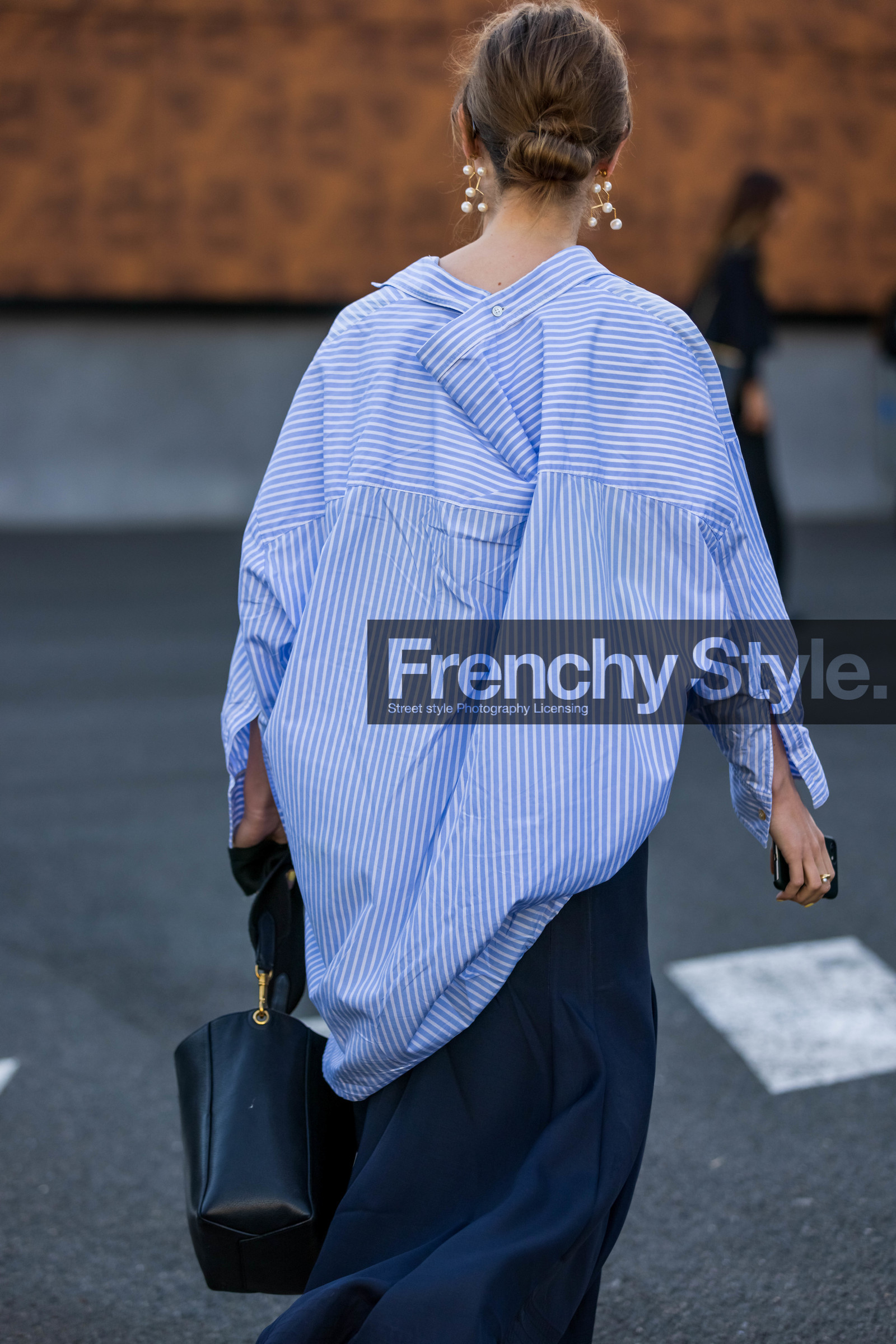 back, back detail, bag, black bag, blue shirt, earrings, hairstyle, navy skirt, pearls earrings, print, shirt, skirt, striped shirt, stripes, street style, jonathan paciullo, FW, frenchystyle, fashion week, PFW, PARIS, SPRING SUMMER 2022, SS 22, vertical, atmosphere details