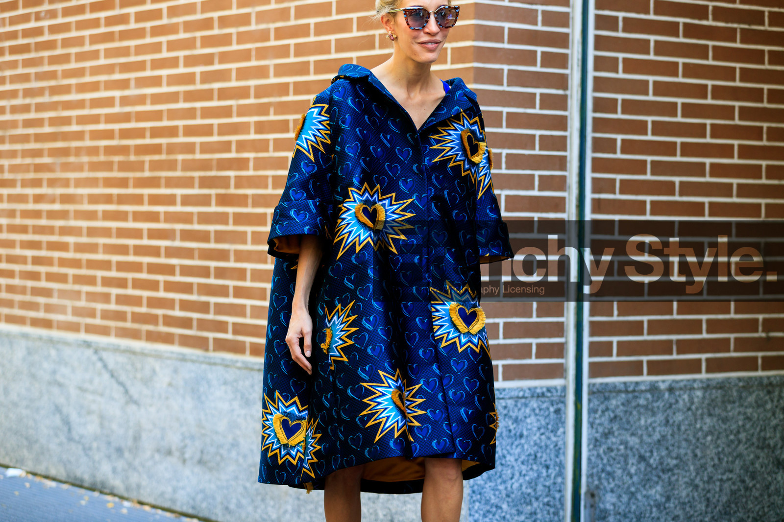 blue dress, graphic dress, oversize, printed dress, shirt dress, sunglasses, street style, jonathan paciullo, FW, frenchystyle, fashion week, MFW, MILAN, SPRING SUMMER 2019, SS 19, atmosphere details, horizontal, detail