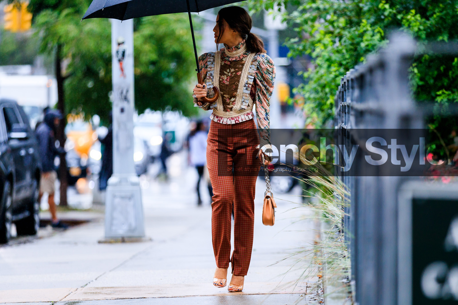 beige bag, brown pants, brown shirt, camila coelho, chloé, floral, flowers, high heels, leather bag, leather shoes, pleats, printed shirt, transparent shoes, trousers, street style, jonathan paciullo, FW, frenchystyle, fashion week, NYFW, NEW YORK, SPRING SUMMER 2019, SS 19, atmosphere details, horizontal, full length