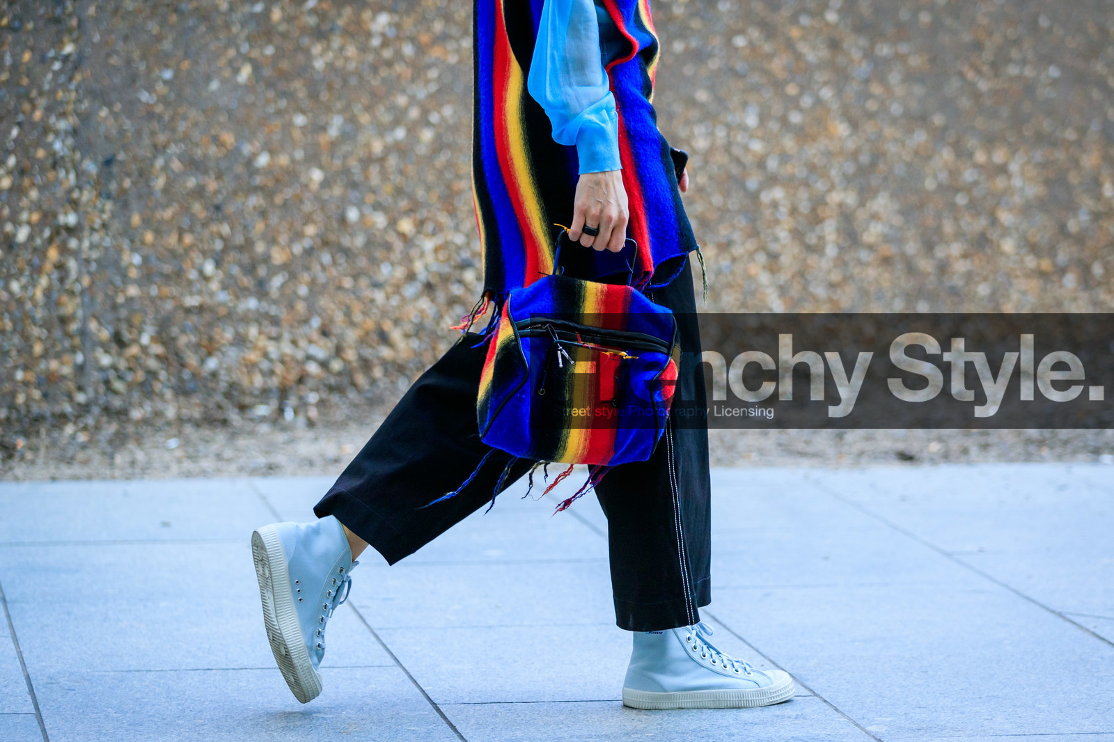 novesta sneakers, light blue sneakers, black pants, cropped pants, multicolor bag, multicolor dress, woolen dress, woolen bag, fashion week, frenchystyle, FW, jonathan paciullo, street style, atmosphere details, horizontal, detail