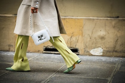 courreges look, courreges jacket, cream jacket, yellow pants, cut out pants, courreges handbag, white handbag, green pisctachio shoes, details, maria bernad, fashion week, frenchystyle, FW, jonathan paciullo, street style, AUTUMN WINTER 2022-2023, FALL WINTER 2022_2023, FW 22-23, PFW, PARIS, horizontal, atmosphere details, detail