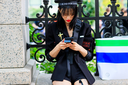 beret, black hat, black jacket, black shorts, blazer, pins, red lips, tone on tone, total look black, model, fashion week, frenchystyle, FW, jonathan paciullo, street style, NYFW, NEW YORK, SPRING SUMMER 2019, SS 19, atmosphere details, horizontal, detail