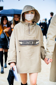 maisie williams, beige jacket, beige hoodie, jacket dress, mini dress, logo printed jacket, hoodie, zipped jacket, dior jacket, green eyeliner, green eyeshadows, covid face mask, fashion week, frenchystyle, FW, jonathan paciullo, street style, PFW, PARIS, SPRING SUMMER 2021, SS 21, vertical, atmosphere details, detail