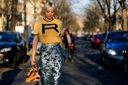 animal print, caroline vreeland, floral, flowers, fur bag, glitter, graphic bag, graphic skirt, grey skirt, metallic belt, printed bag, printed skirt, printed sweater, rochas, yellow sweater, zebra, PARIS, PFW, street style, jonathan paciullo, FW, frenchystyle, fashion week, AUTUMN WINTER 2019-2020, AW 19-20, FALL WINTER 2019-2020, FW 19-20, horizontal, atmosphere details, detail