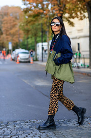 justine lee, kaki jacket, navy blue jacket, zipped jacket, raincoat, leopard printed pants, black sunglasses, big sunglasses, square shape glasses, big sole boots, flat boots, chelsea boots, black leather boots, sacai necklace, airpod, PARIS, PFW, SPRING SUMMER 2020, SS 20, fashion week, frenchystyle, FW, jonathan paciullo, street style, vertical, full length