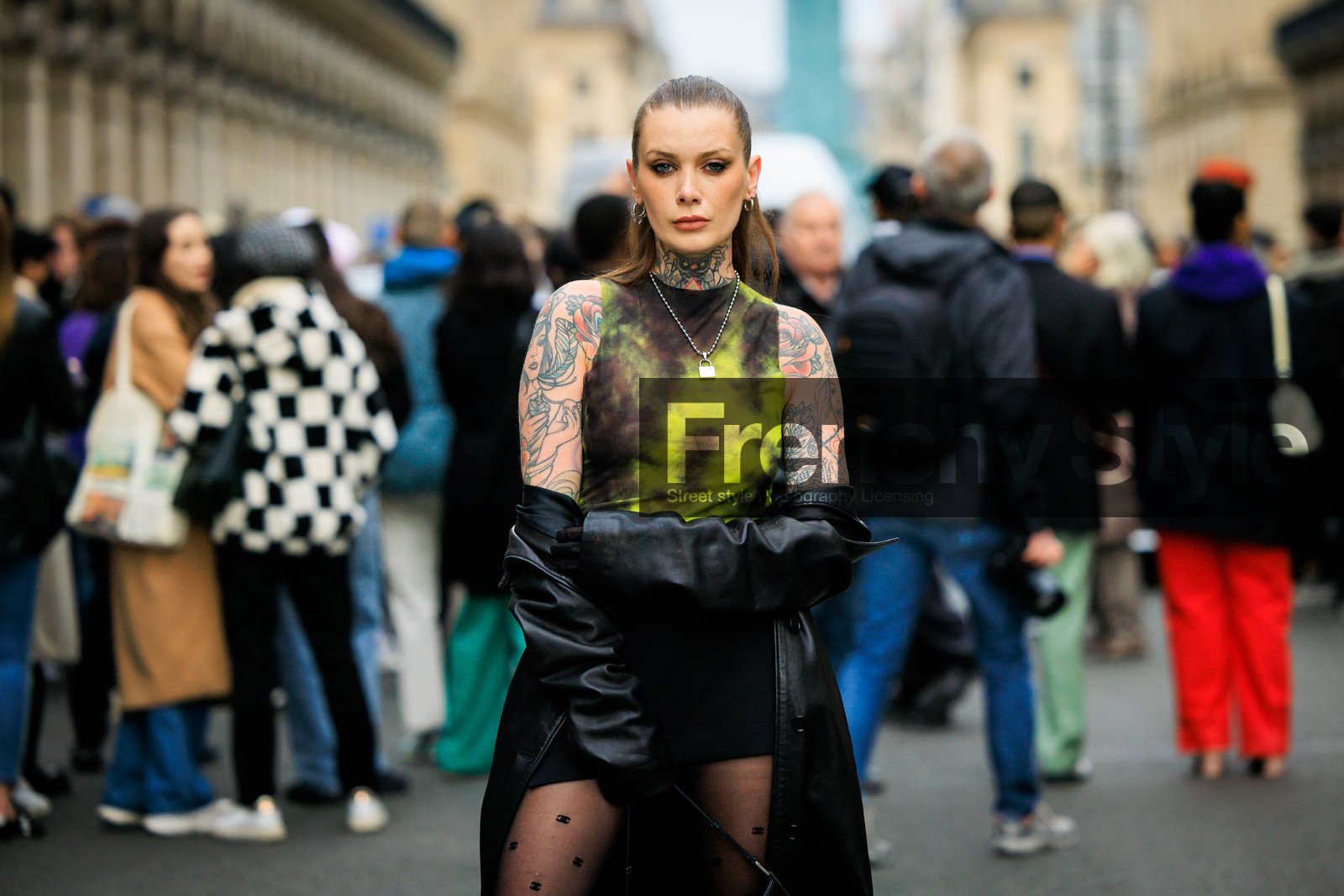 tatoos, tie dye tanktop, loop earrings, pony tail, mini skirt, black jacket, leather jacket, silver necklace, lock pendant necklace, fashion week, frenchystyle, FW, jonathan paciullo, street style, AUTUMN WINTER 2022-2023, FALL WINTER 2022_2023, FW 22-23, PFW, PARIS, horizontal, atmosphere details, detail