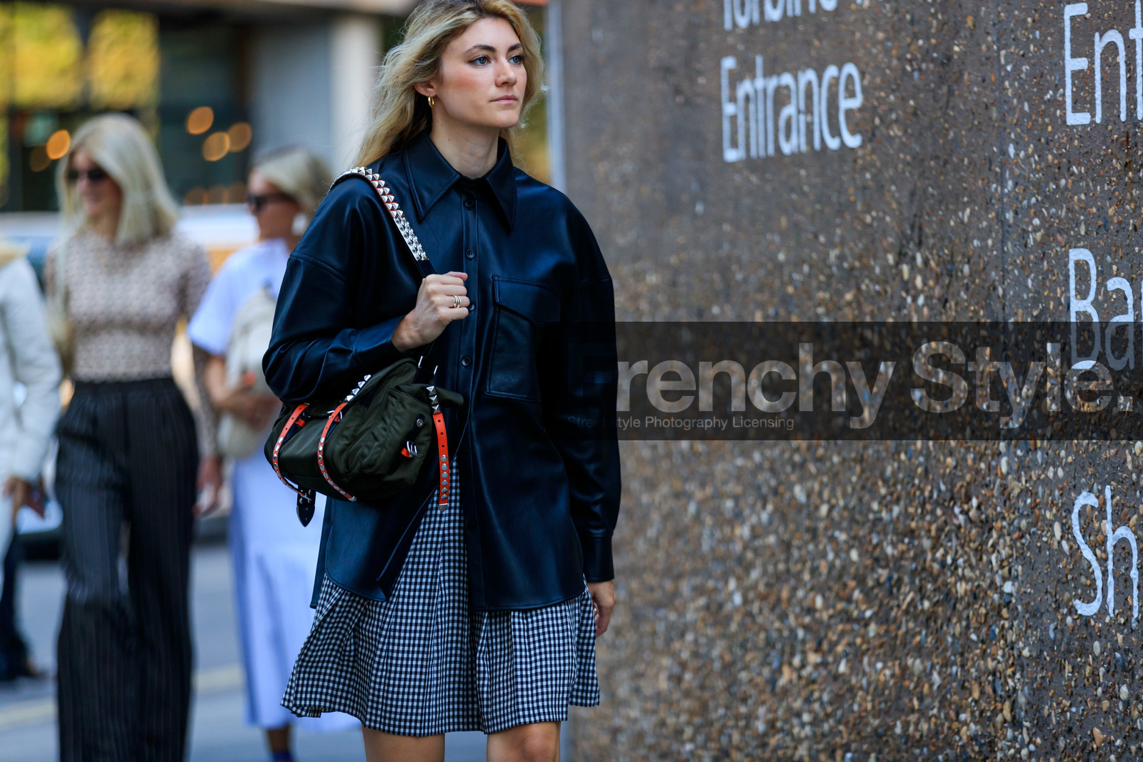 black leather shirt, vichy printed skirt, black and white skirt, golden earrings, charlotte chesnais ring, kaki bag, studs strap bag, hoop earrings, fashion week, frenchystyle, FW, jonathan paciullo, street style, atmosphere details, horizontal, detail
