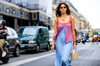 basket, blue dress, leather bag, pink top, sunglasses, fashion week, frenchystyle, FW, jonathan paciullo, street style, PFW, PARIS, atmosphere details, horizontal, detail, AUTUMN WINTER 2018-2019, FALL WINTER 2018-2019, FW 18-19, deborah reyner sebag