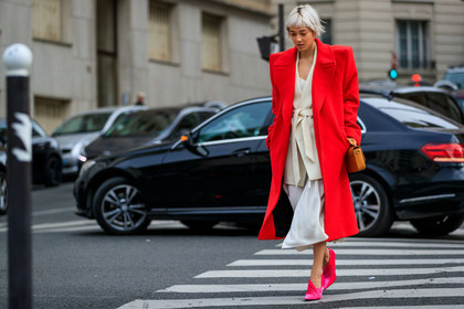 camel bag, chloé, high heels, kim jones, leather bag, leather shoes, pink shoes, red coat, white shirt, white skirt, PARIS, PFW, street style, jonathan paciullo, FW, frenchystyle, fashion week, AUTUMN WINTER 2019-2020, AW 19-20, FALL WINTER 2019-2020, FW 19-20, horizontal, atmosphere details, full length