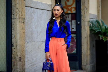 jaime xie, blue shirt, silk shirt, long sleeves shirt, orange pants, loose pants, flare pants, high waist pants, dangling earrings, golden earrings, dior bag, hand bag, blue bag, fringe bag, fashion week, frenchystyle, FW, jonathan paciullo, street style, MFW, MILAN, SPRING SUMMER 2020, SS 20