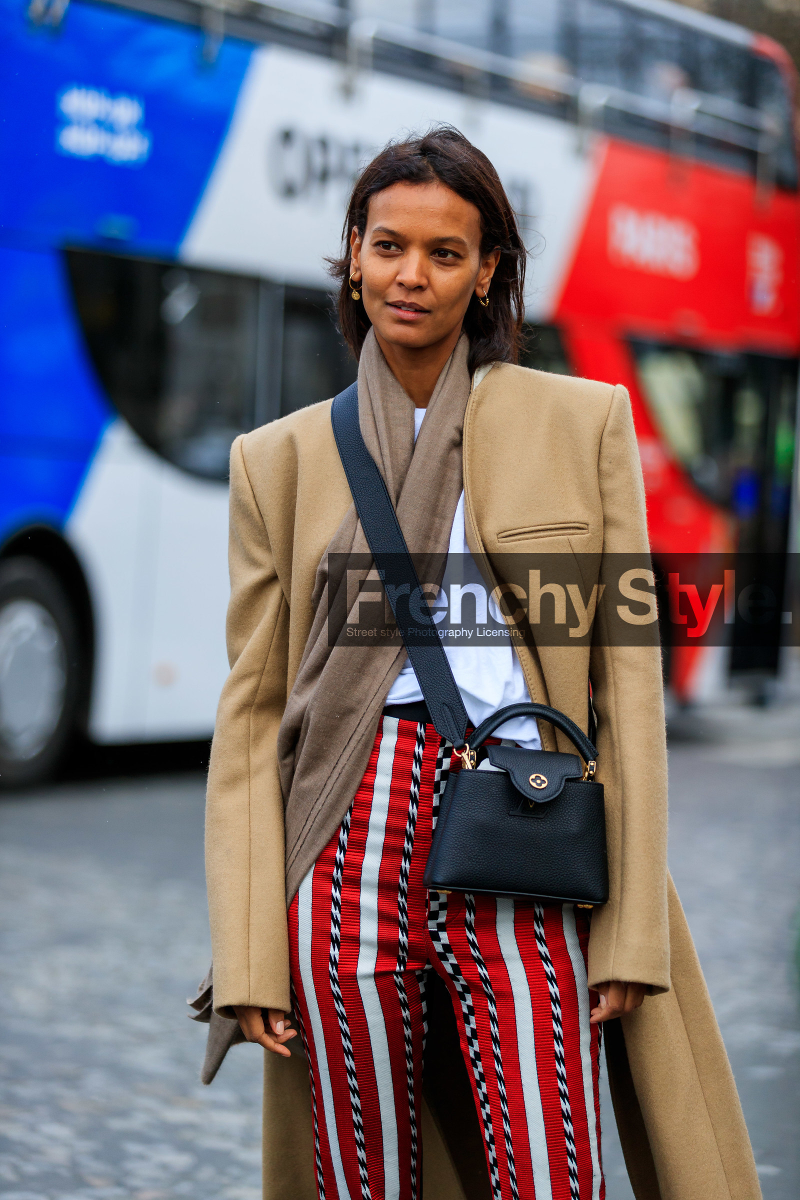 model, Liya Kebede, hoop earrings, round shape earrings, golden earrings, different earrings, beige coat, light brown scarf, crossbody bag, black leather bag, louis vuitton bag, white t-shirt, white pants, red pants, striped pants, tight pants, fashion week, frenchystyle, FW, jonathan paciullo, street style, PFW, PARIS, AUTUMN WINTER 2020-2021, FALL WINTER 2020-2021, FW 20-21, vertical, atmosphere details, detail