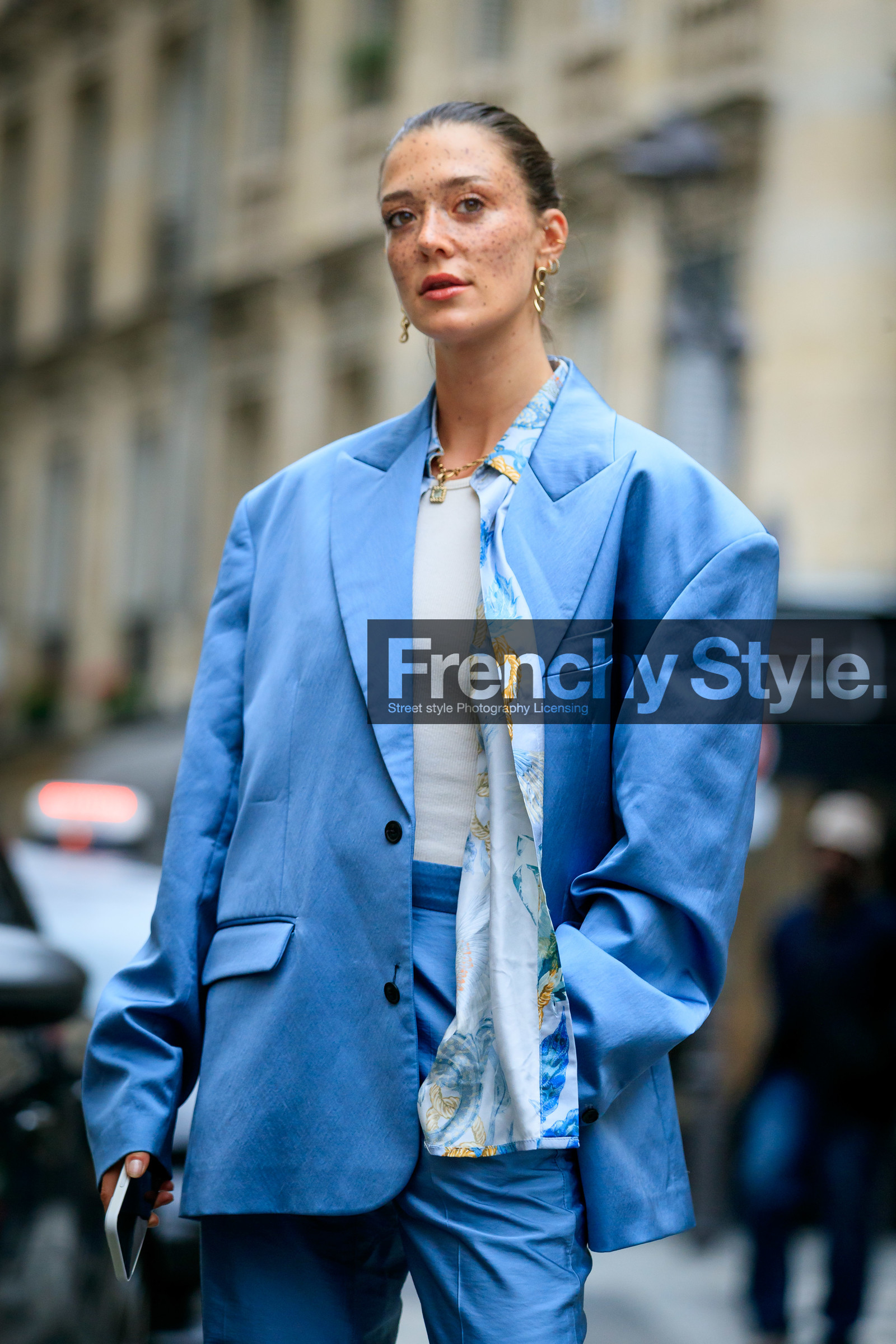 blue jacket, oversize jacket, satin jacket, light blue shirt, satin shirt, printed shirt, satin suits, freckles, golden necklace, golden earrings, chain earrings, chain necklace, dangling earrings, bonanza jewels, stone necklace, strassed necklace, maeva marshall, fashion week, frenchystyle, FW, jonathan paciullo, street style, PFW, PARIS, SPRING SUMMER 2022, SS 22, vertical, atmosphere details, detail