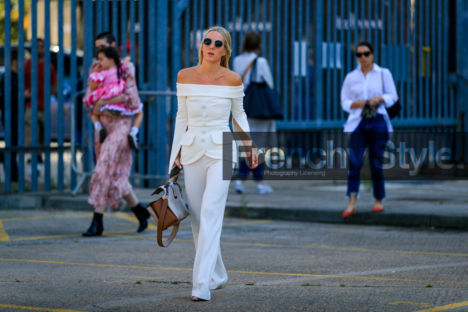 white total look, white jacket, half shoulder jacket, white pants, tailored pants, rayban sunglasses, beige leather bag, fashion week, frenchystyle, FW, jonathan paciullo, street style, atmosphere details, horizontal, full length