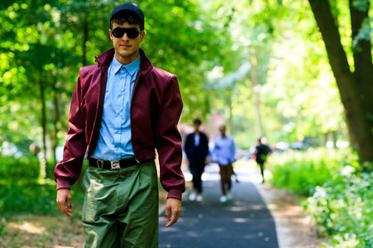 atmosphere details, balenciaga, black cap, blue shirt, bordeaux, burgundy, detail, fashion week, frenchystyle, FW, green pants, horizontal, jonathan paciullo, MENSWEAR, oversize, PARIS, PFW, red jacket, SPRING SUMMER 2018, SS 18, street style, sunglasses, trousers