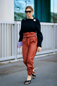 camel leather pants, black pullover, black sunglasses, square shape glasses, high waist pants, belted pants, black leather sandals, fashion week, frenchystyle, FW, jonathan paciullo, street style, MFW, MILAN, AUTUMN WINTER 2020-2021, FALL WINTER 2020-2021, FW 20-21, vertical, full length