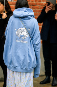 blue sweater, drawings, hoodie, oversize, polka dot, printed skirt, printed sweater, vêtements, white skirt, street style, jonathan paciullo, FW, frenchystyle, fashion week, NYFW, NEW YORK, AUTUMN WINTER 2018-2019, AW 18-19, FALL WINTER 2018-2019, FW 18-19, vertical, atmosphere details, detail