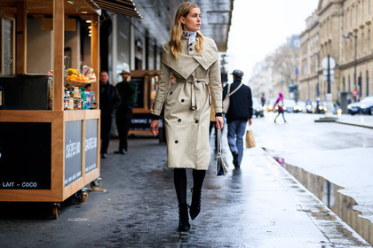 atmosphere details, AUTUMN WINTER 2017-2018, AW 17-18, beige coat, black bag, black shoes, chanel handbag, FALL WINTER 2017-2018, fashion week, frenchystyle, full length, FW, FW 17-18, high heels, horizontal, jonathan paciullo, leather bag, leather shoes, model, nadja bender, PARIS, PFW, street style, transparent bag, trench coat, white scarf