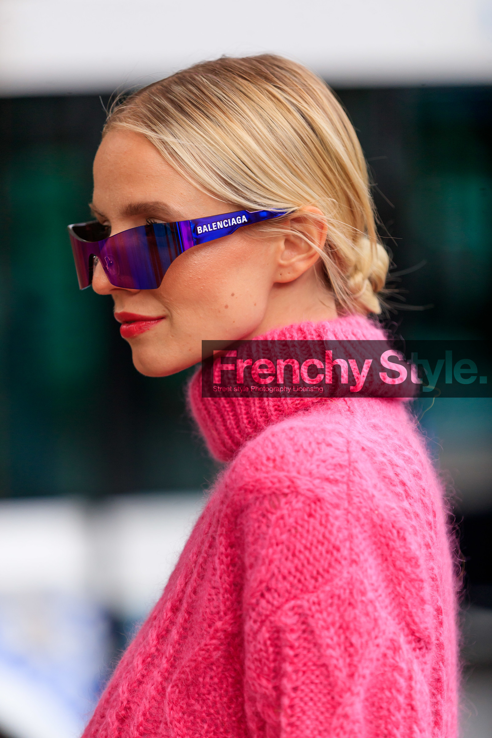 leonie hanne, balenciaga sunglasses, futurist shape sunglasses, purple sunglasses, mirror sunglasses, pink pullover, close up detail, turtleneck pullover, PARIS, PFW, SPRING SUMMER 2020, SS 20, fashion week, frenchystyle, FW, jonathan paciullo, street style, vertical, atmosphere details, detail