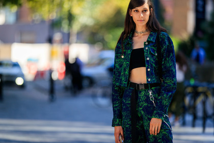model, animal print jacket, animal print pants, cropped jacket, green jacket, navy blue jacket, green pants, navy blue pants, black top, cropped top, black bra, silver necklace, silvered chain necklace, oversize pants, chain details, chain belt, strap belt, fashion week, frenchystyle, FW, jonathan paciullo, street style, atmosphere details, horizontal, detail