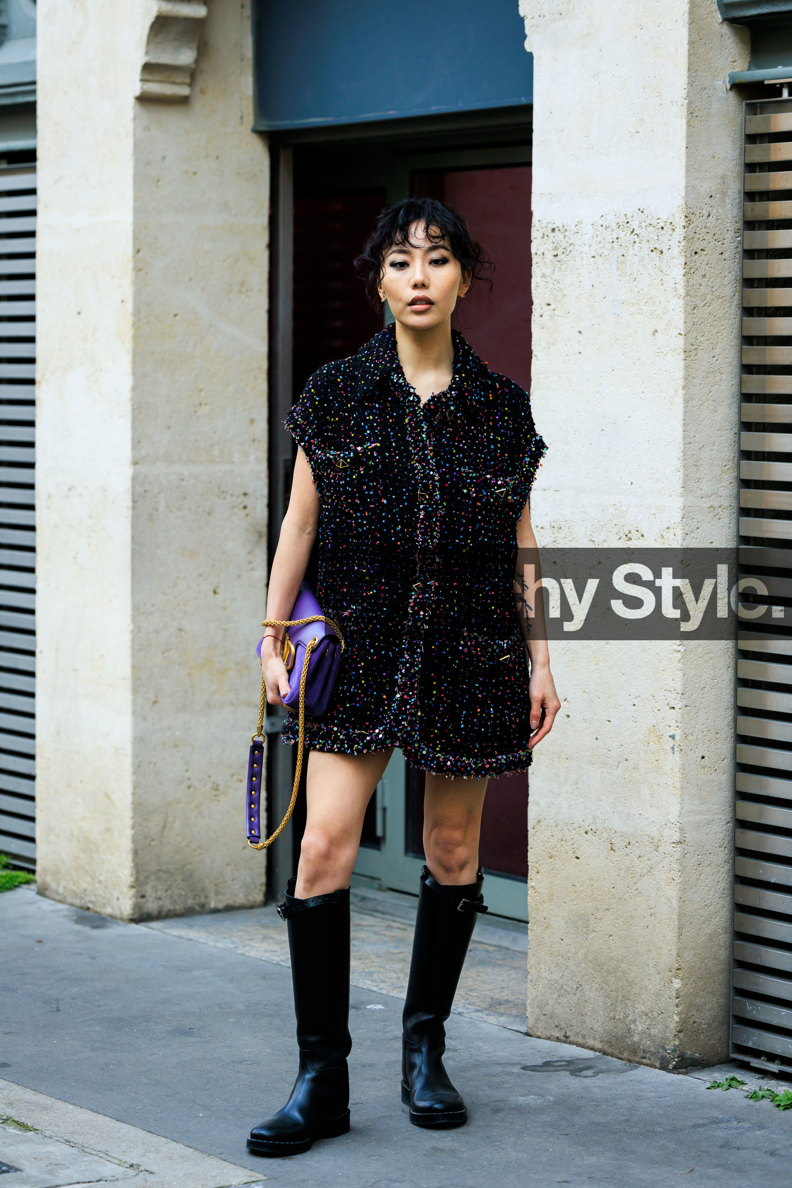fringe hair, sparkling dress, black dress, mini dress, purple handbag, valentino handbag, tatoos, smoky eyes, valentino, black boots, leather boots, street style, jonathan paciullo, FW, frenchystyle, fashion week, AUTUMN WINTER 2022-2023, FALL WINTER 2022_2023, FW 22-23, PARIS, PFW, full length, vertical
