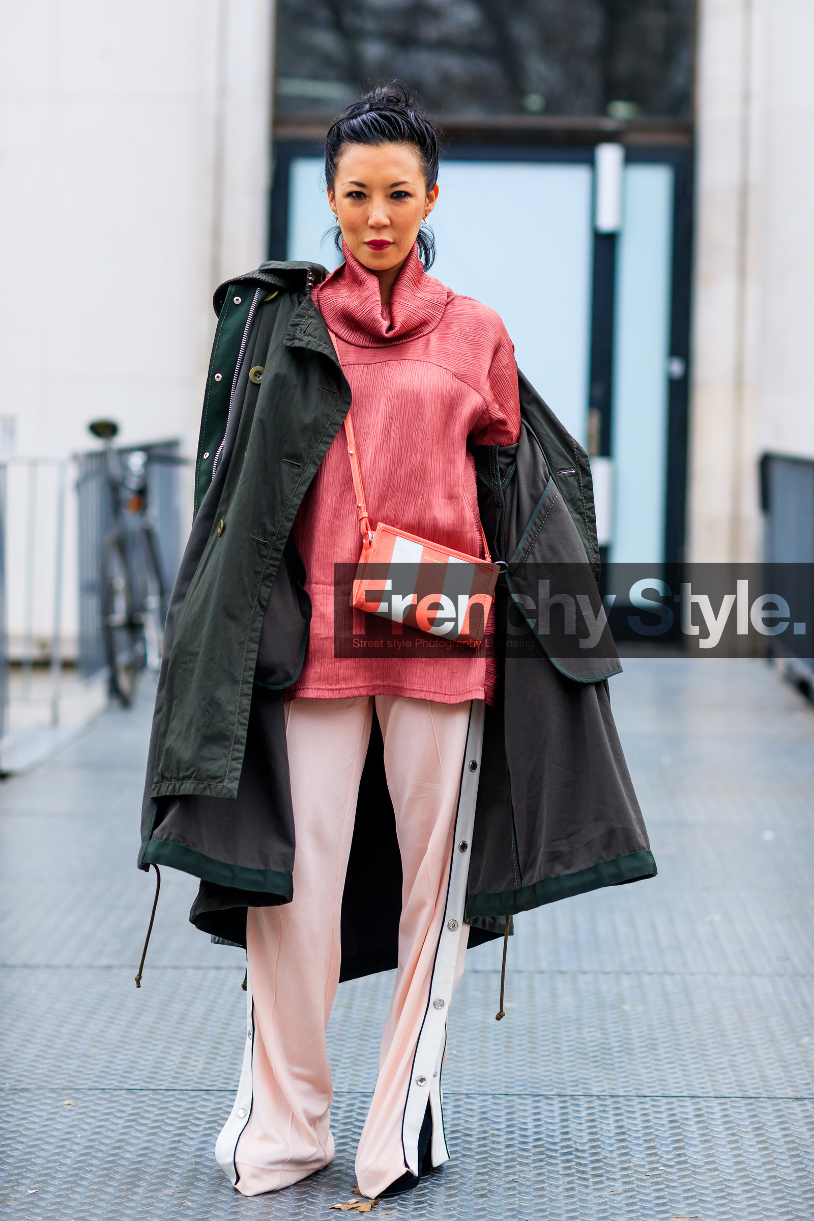 AUTUMN WINTER 2017-2018, AW 17-18, balenciaga, beige pants, FALL WINTER 2017-2018, fashion week, frenchystyle, full length, FW, FW 17-18, graphic bag, green coat, jonathan paciullo, leather bag, PARIS, parka, PFW, pink top, printed bag, red bag, street style, striped bag, trousers, vertical