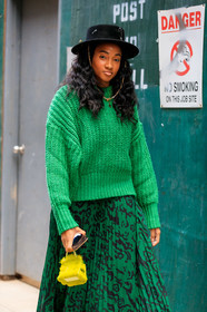 black hat, green pullover, green skirt, pleated skirt, leopard printed skirt, long skirt, yellow bag, mini bag, fur bag, yellow eyeliner, make up, make up details, eye make up, fashion week, frenchystyle, FW, jonathan paciullo, street style, FALL WINTER 2020-2021, AUTUMN WINTER 2020-2021, FW 20-21, vertical, atmosphere details, detail, NYFW, NEW YORK