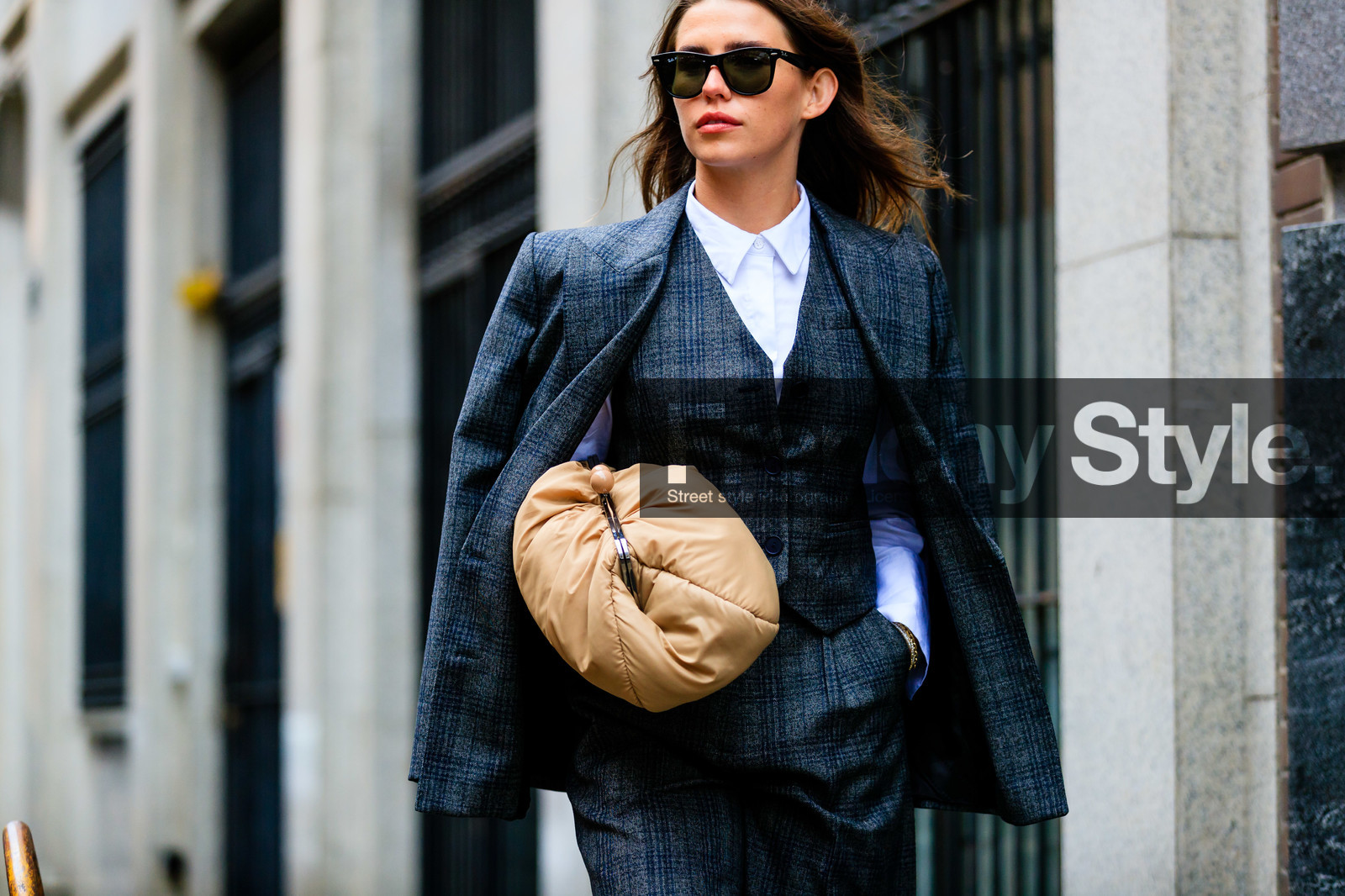 dark grey jacket, dark grey bermuda shorts, checked bermuda shorts, checked jacket, checked suits, dark grey suits, three pieces suits, boyish look, white shirt, sleeveless jacket, light beige leather clutch, rayban sunglasses, sarah lou falk, street style, jonathan paciullo, FW, frenchystyle, fashion week, MFW, MILAN, SPRING SUMMER 2021, SS 21, horizontal, atmosphere details, detail