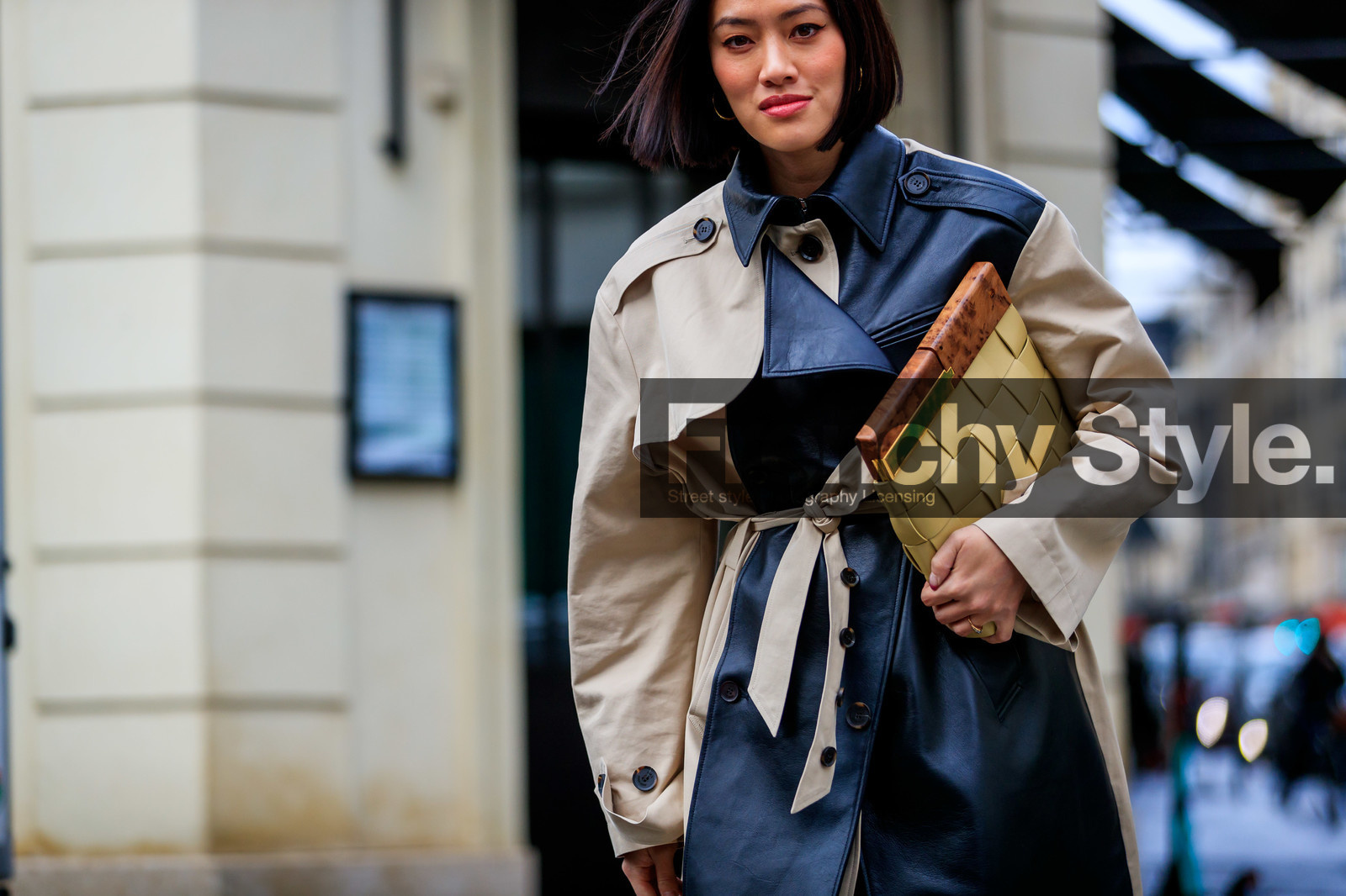 Tiffany Hsu, beige trench coat, black leather trench coat, belted trench coat, light yellow leather clutch, plaited clutch, bottega veneta bag, close up detail, fashion week, frenchystyle, FW, jonathan paciullo, street style, PFW, PARIS, AUTUMN WINTER 2020-2021, FALL WINTER 2020-2021, FW 20-21, horizontal, detail, atmosphere details