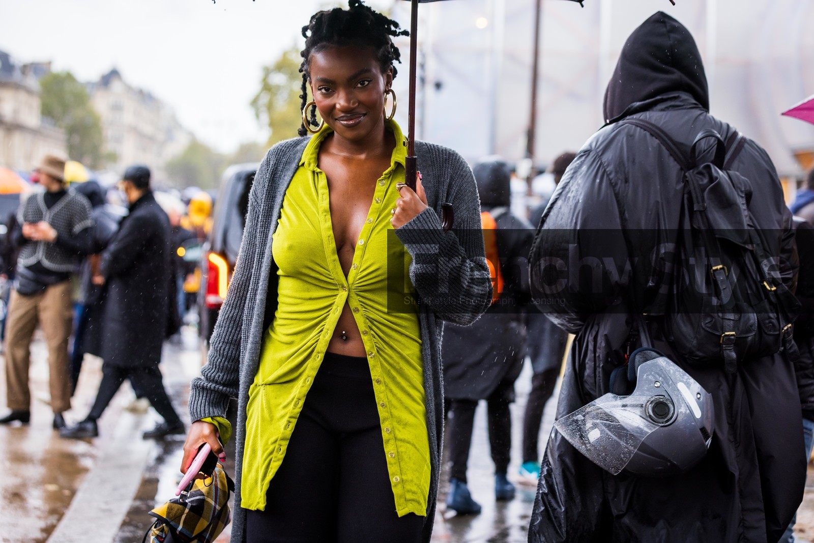 bag, black pants, color, flare pants, gold hoops, green shirt, hoops, pants, printed bag, shirt, tartan print, umbrella, yellow bag, yellow shirt, cardigan, grey cardigan, fashion week, frenchystyle, FW, jonathan paciullo, street style, PFW, PARIS, SPRING SUMMER 2022, SS 22, horizontal, atmosphere details