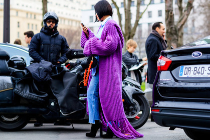atmosphere details, AUTUMN WINTER 2017-2018, AW 17-18, black bag, black shoes, blue denim, cardigan, denim pants, FALL WINTER 2017-2018, fashion week, frenchystyle, full length, FW, FW 17-18, high heels, horizontal, jeans, jonathan paciullo, leather bag, leather shoes, oversize, PARIS, PFW, purple sweater, street style, trousers