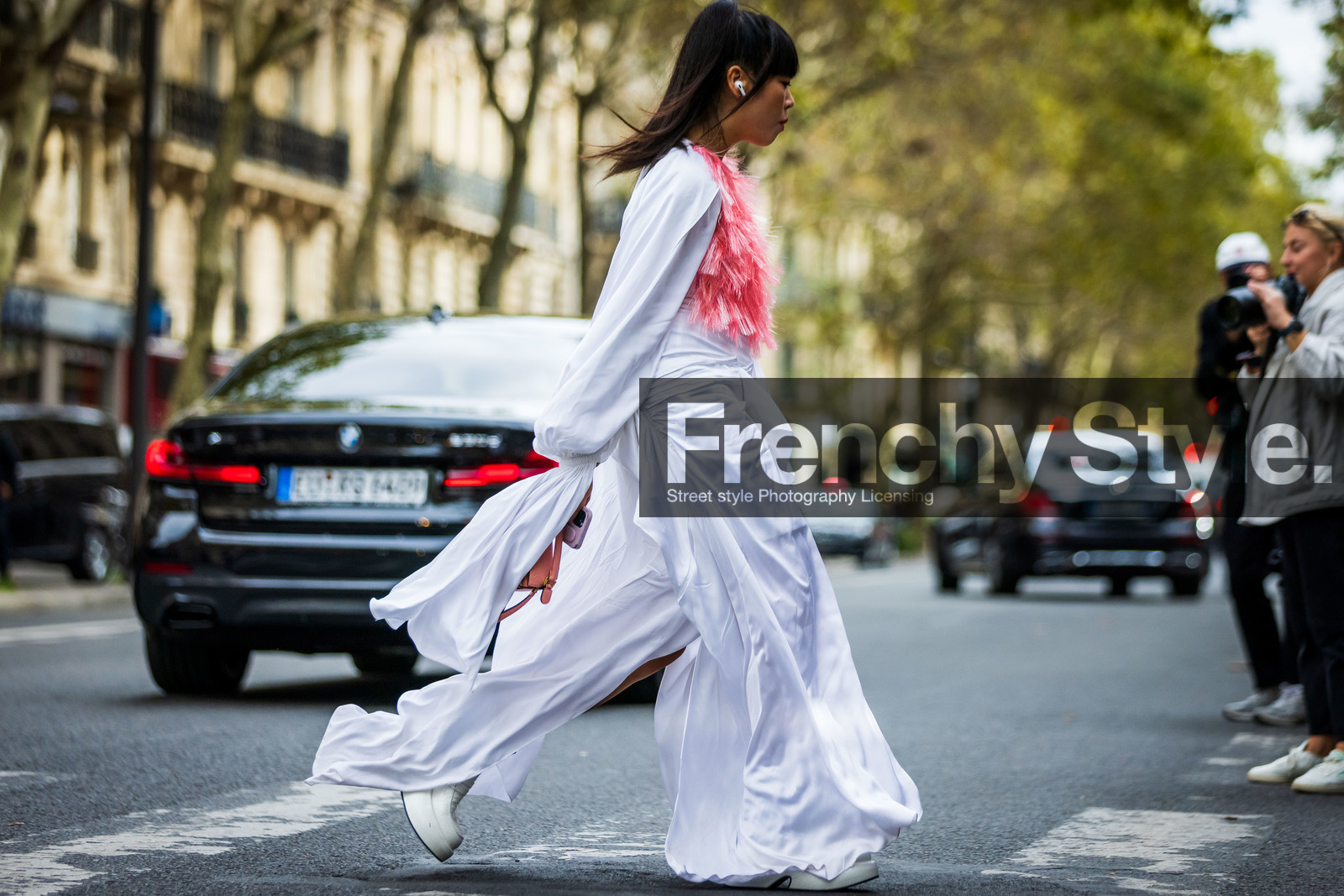 dress, fluid dress, fringes, fringes top, oversize sleeves, pink top, Susie Lau, white dress, street style, jonathan paciullo, FW, frenchystyle, fashion week, PFW, PARIS, SPRING SUMMER 2022, SS 22, horizontal, atmosphere details, full length