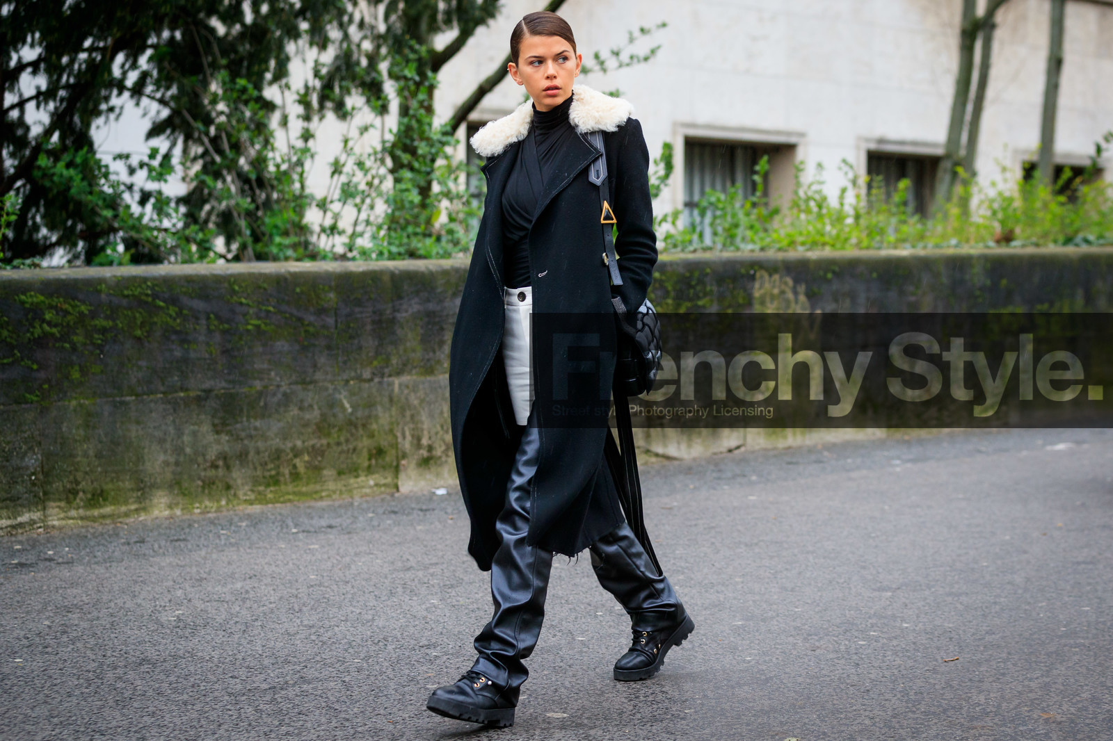 model, black coat, black top, black leather boots, black leather pants, light beige pants, bicolor pants, drape top, turtleneck top, white coat, white collar, bicolor coat, fur coat, fur collar coat, plaited bag, shoulder bag, bottega veneta bag, laced boots, flat boots, fashion week, frenchystyle, FW, jonathan paciullo, street style, PFW, PARIS, horizontal, atmosphere details, full length