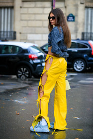yellow pants, knot details, knoted pants, leather pants, off white pants, off white shoes, off white sneakers, off white pullover, knit top, grey pullover, cropped pullover, long sleeves top, grey shoes, grey sneakers, sportswear, sportswear look, off white total look, yellow leather pants, alizee gamberini, fashion week, frenchystyle, FW, jonathan paciullo, street style, PFW, PARIS, AUTUMN WINTER 2021-2022, FALL WINTER 2021-2022, FW 21-22, vertical, full length