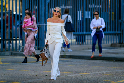 white total look, white jacket, half shoulder jacket, white pants, tailored pants, rayban sunglasses, beige leather bag, fashion week, frenchystyle, FW, jonathan paciullo, street style, atmosphere details, horizontal, full length