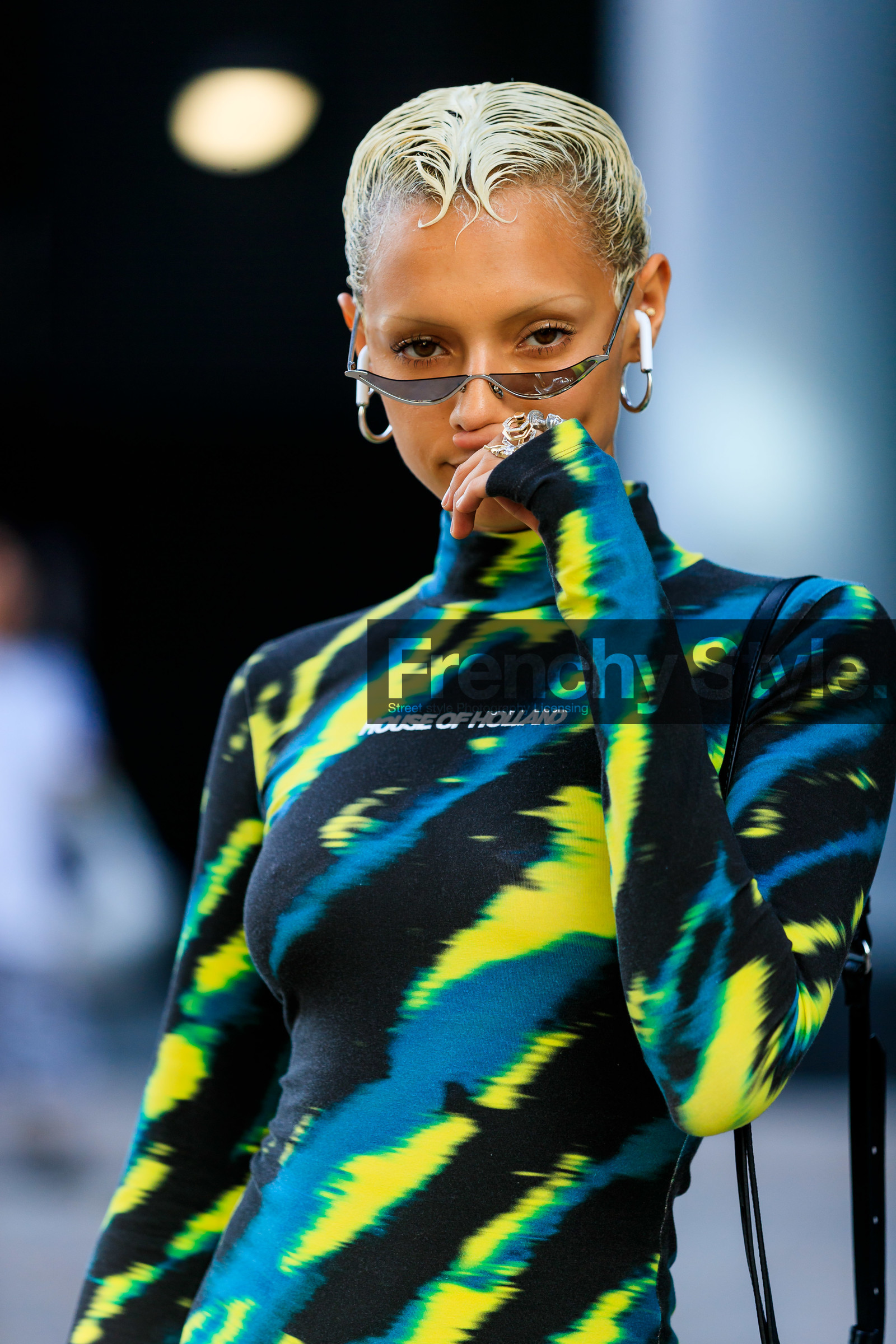 butterfly sunglasses, smoked sunglasses, thin sunglasses, dyed hair, short hair, airpod, hoop earrings, house of holland dress, tie and dye dress, black and green dress, turtleneck dress, future shape sunglasses, thin eyebrows, tight dress, fashion week, frenchystyle, FW, jonathan paciullo, street style, vertical, detail, atmosphere details