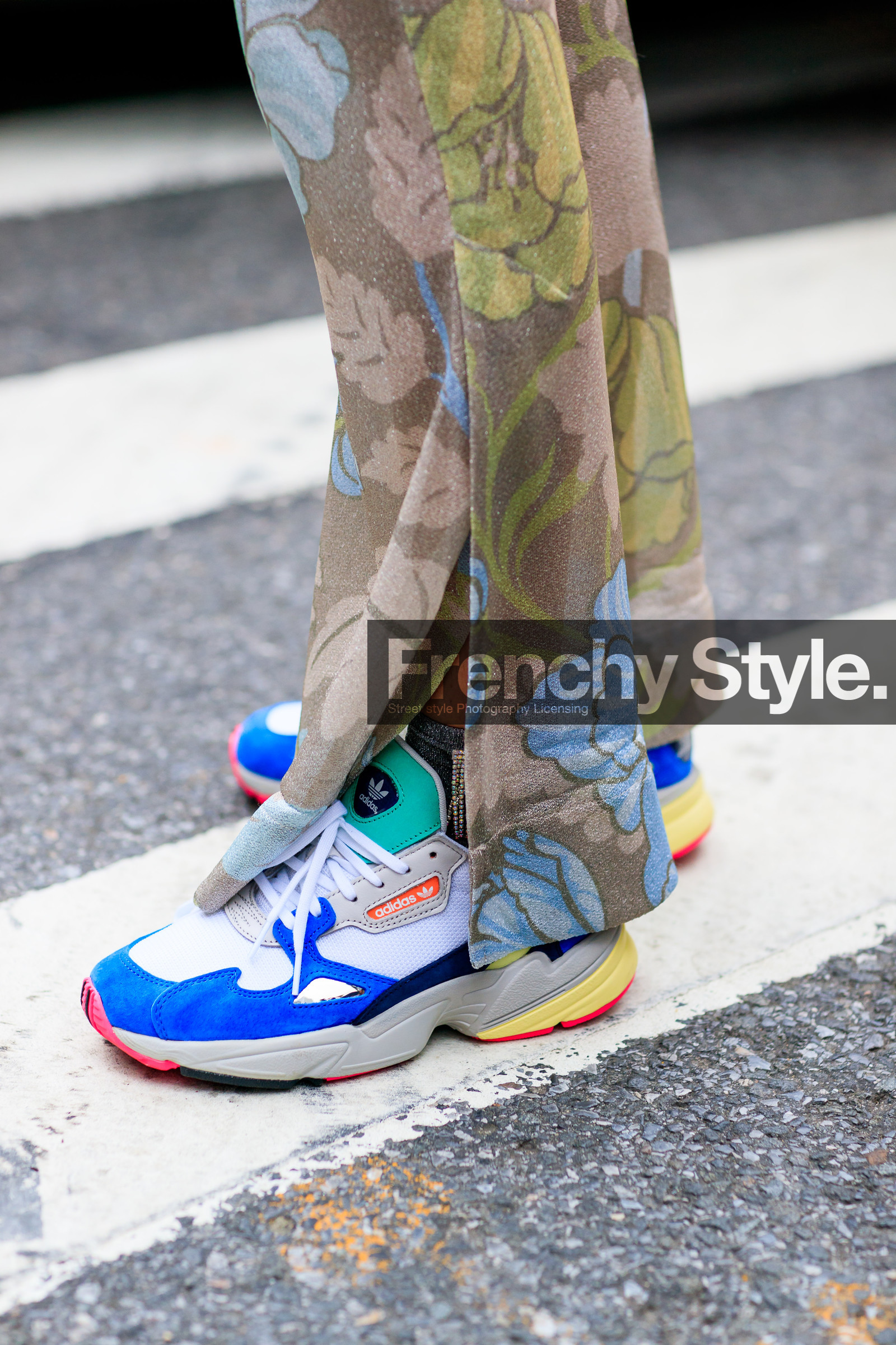 adidas, beige pants, blue sneakers, floral, flowers, graphic pants, leather shoes, printed pants, trousers, fashion week, frenchystyle, FW, jonathan paciullo, street style, NYFW, NEW YORK, SPRING SUMMER 2019, SS 19, vertical, detail, atmosphere details