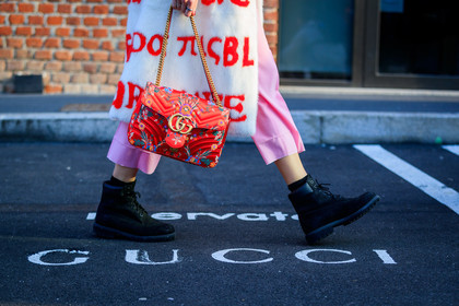 atmosphere details, AUTUMN WINTER 2017-2018, AW 17-18, black shoes, detail, FALL WINTER 2017-2018, fashion week, floral, flower, frenchystyle, Fur coat, FW, FW 17-18, gucci, horizontal, jonathan paciullo, leather bag, leather shoes, MFW, MILAN, pink pants, printed bag, printed coat, red bag, street style, trousers, veronika heilbrunner, white coat, white fur