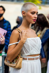 bag, beige bag, bustier top, chain bag, chiffon top, dior earrings, hairstyle, Iris Law, pleated top, printed bag, short hair, skirt, top, tulle skirt, tulle top, white shikt, white top, street style, jonathan paciullo, FW, frenchystyle, fashion week, PFW, PARIS, SPRING SUMMER 2022, SS 22, vertical, atmosphere details