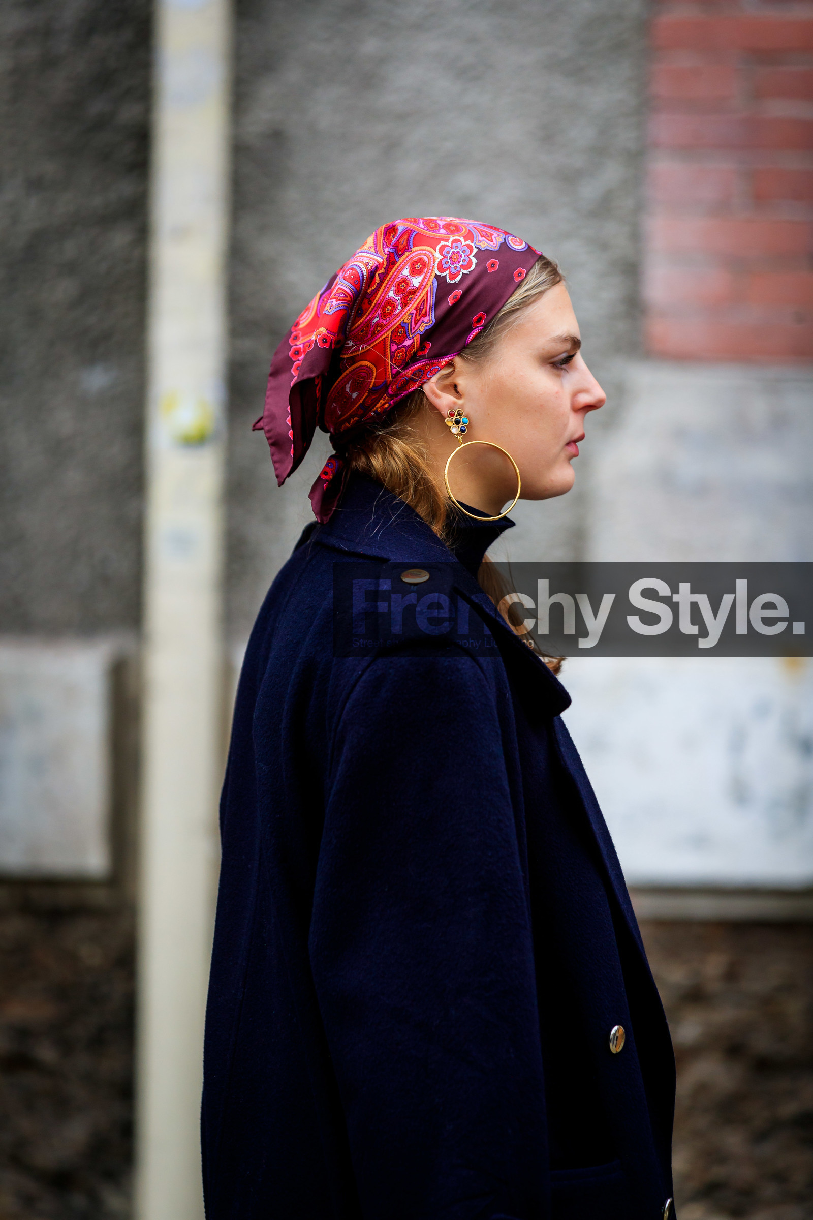 navy blue coat, burgundy scarf, cachemere printed scarf, hair scarf, round shape earrings, golden earrings, big earrings, stone earrings, pink scarf, close up detail, fashion week, frenchystyle, FW, jonathan paciullo, street style, PFW, PARIS, vertical, atmosphere details, detail