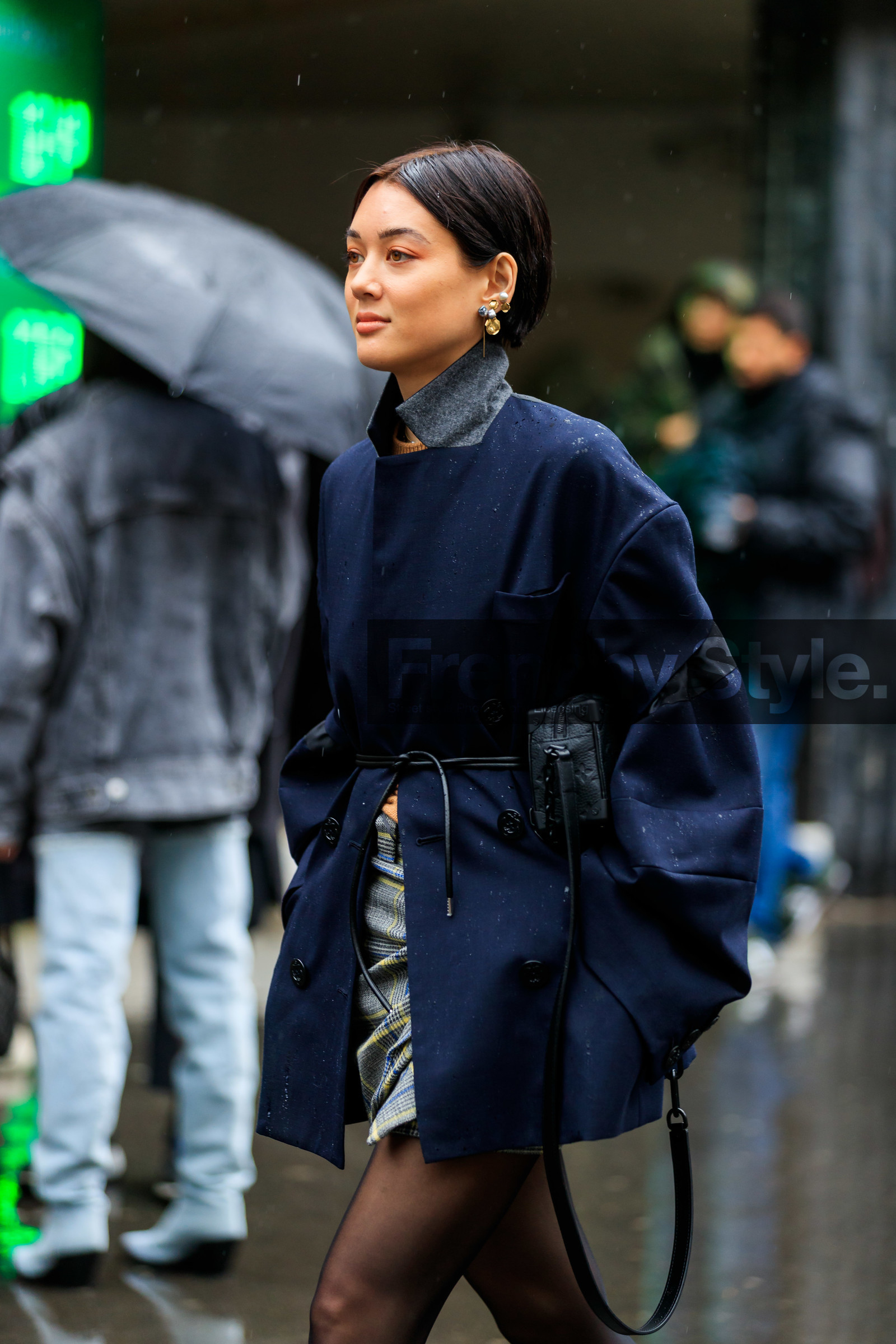 kim jones, navy blue jacket, black leather bag, belted jacket, golden earrings, pearl earrings, multi earrings, monogrammed bag, box bag, louis vuitton bag, fashion week, frenchystyle, FW, jonathan paciullo, street style, PFW, PARIS, vertical, atmosphere details, detail