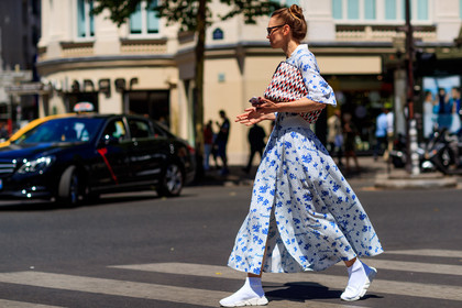 atmosphere details, blue dress, fashion week, floral, flower, frenchystyle, full length, FW, graphic bag, horizontal, jonathan paciullo, leather bag, leather shoes, MENSWEAR, PARIS, PFW, printed bag, printed dress, red bag, SPRING SUMMER 2018, SS 18, street style, white dress, white sneakers