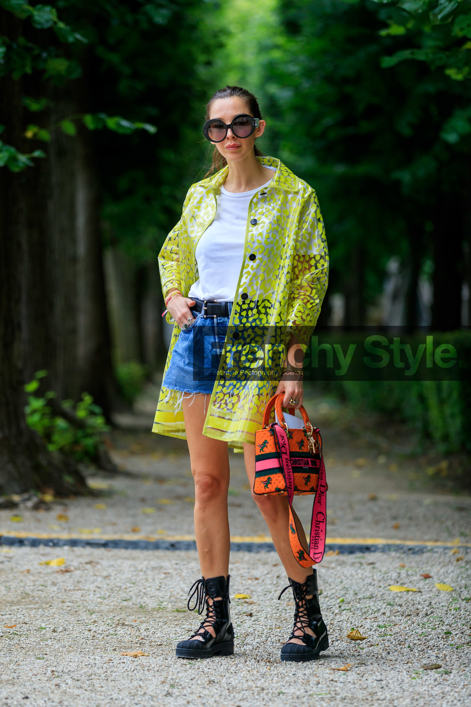 yellow jacket, yellow coat, yellow trench coat, yellow raincoat, leopard printed coat, leopard printed jacket, leopard pritned trench coat, leopard printed raincoat, sheer coat, sheer jacket, sheer trench coat, sheer raincoat, white t-shirt, denim, denim shorts, used shorts, blue shorts, mini shorts, white sunglasses, black sunglasses, round shape sunglasses, big sunglasses, orange bag, pink bag, printed bag, hand bag, dior bag, dior coat, dior jacket, dior trench coat, dior raincoat, dior boots, dior shoes, black boots, black leather boots, laced boots, flat boots, big sole boots, lady dior bag, estelle pigault, fashion week, frenchystyle, FW, jonathan paciullo, street style, PFW, PARIS, AUTUMN WINTER 2021-2022, FALL WINTER 2021-2022, FW 21-22, vertical, full length