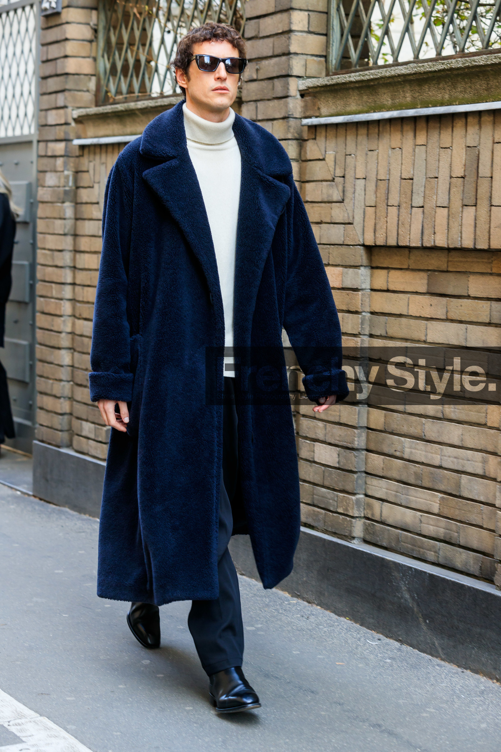 navy blue coat, fur coat, white pullover, turtleneck pullover, black pants, black leather shoes, fashion week, frenchystyle, FW, jonathan paciullo, street style, MFW, MILAN, AUTUMN WINTER 2020-2021, FALL WINTER 2020-2021, FW 20-21, vertical, full length