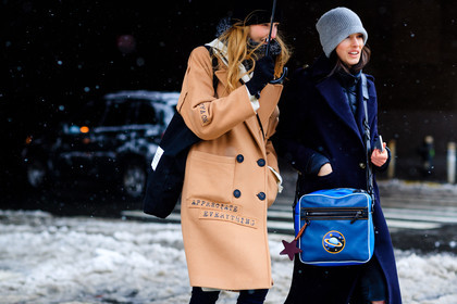 atmosphere details, AUTUMN WINTER 2017-2018, AW 17-18, beige coat, black bag, black beanie, black gloves, blue bag, detail, FALL WINTER 2017-2018, fashion week, frenchystyle, FW, FW 17-18, grey beanie, horizontal, jonathan paciullo, model, navy coat, NEW YORK, NYFW, street style, tote bag, umbrella