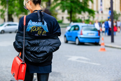 atmosphere details, AUTUMN WINTER 2016-2017, AW 16-17, back detail, black jacket, black leggings, black pants, black t shirt, bomber jacket, boy bag, chanel, choker, detail, FALL WINTER 2016-2017, fashion week, frenchystyle, FW, FW 16-17, HAUTE COUTURE, horizontal, jonathan paciullo, kith, leather bag, leather pants, maison martin margiela, MENSWEAR, model, necklace, PARIS, PFW, printed t shirt, red bag, soo joo park, street style, trousers