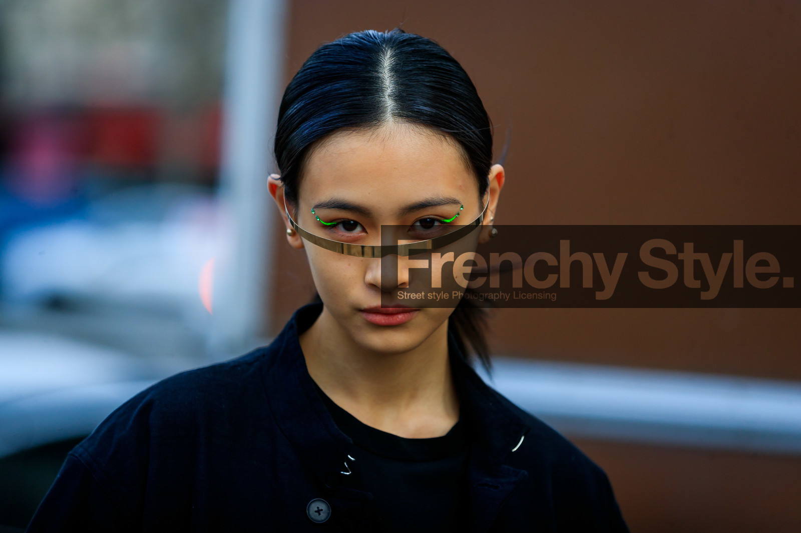black jacket, black t-shirt, green eyeliner, strassed make up, make up, make up details, silvered headband, silvered make up, silvered sunglasses, metalic frame sunglasses, close up detail, fashion week, frenchystyle, FW, jonathan paciullo, street style, PFW, PARIS, AUTUMN WINTER 2020-2021, FALL WINTER 2020-2021, FW 20-21, horizontal, detail, atmosphere details