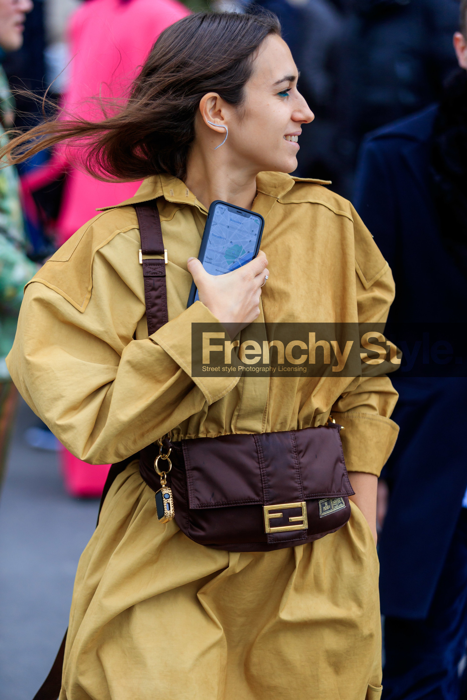 aviator sunglasses, round shape sunglasses, yellow sunglasses, fendi bag, fendi sunglasses, fendi belt, camel dress, camel jacket, jacket dress, long sleeves dress, belted dress, brown bag, crossbody bag, belt bag, long jacket, long dress, fashion week, frenchystyle, FW, jonathan paciullo, street style, PFW, PARIS, AUTUMN WINTER 2020-2021, FALL WINTER 2020-2021, FW 20-21, vertical, atmosphere details, detail
